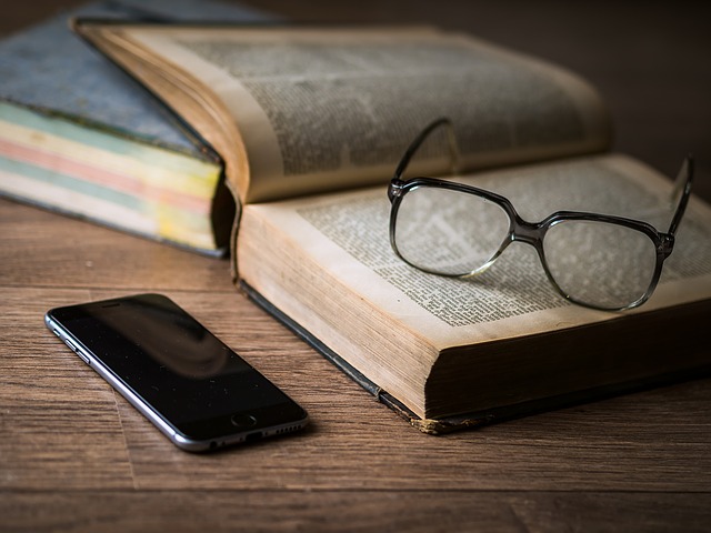 Buch und Smartphone, gelesen wird überall